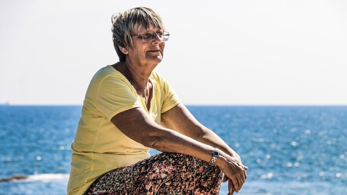 anziana signora in riva al mare articolo sulla previdenza