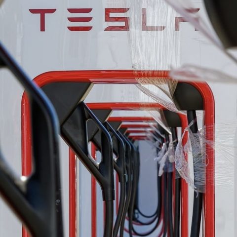 Stazione di ricarica per auto elettriche Tesla: l'Europa si impegna per un futuro a zero emissioni CO2.